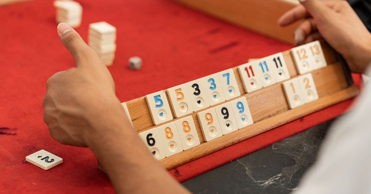 does the board collapse after a match when i play number match add to 10