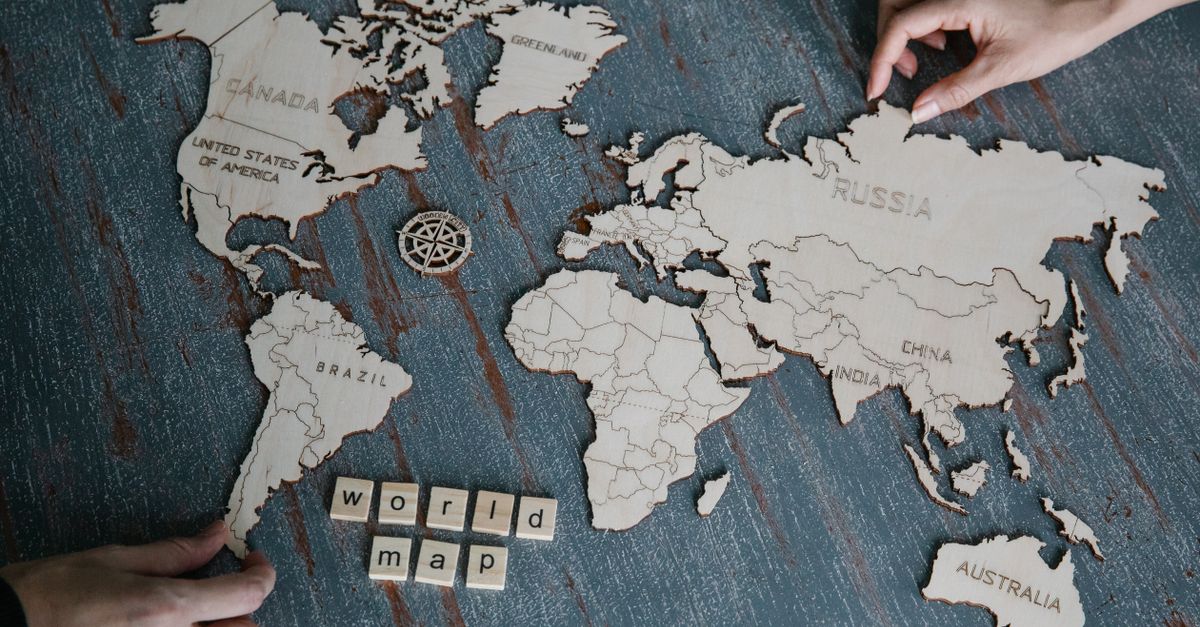does the map show legal or disputed borders when i play world map puzzle