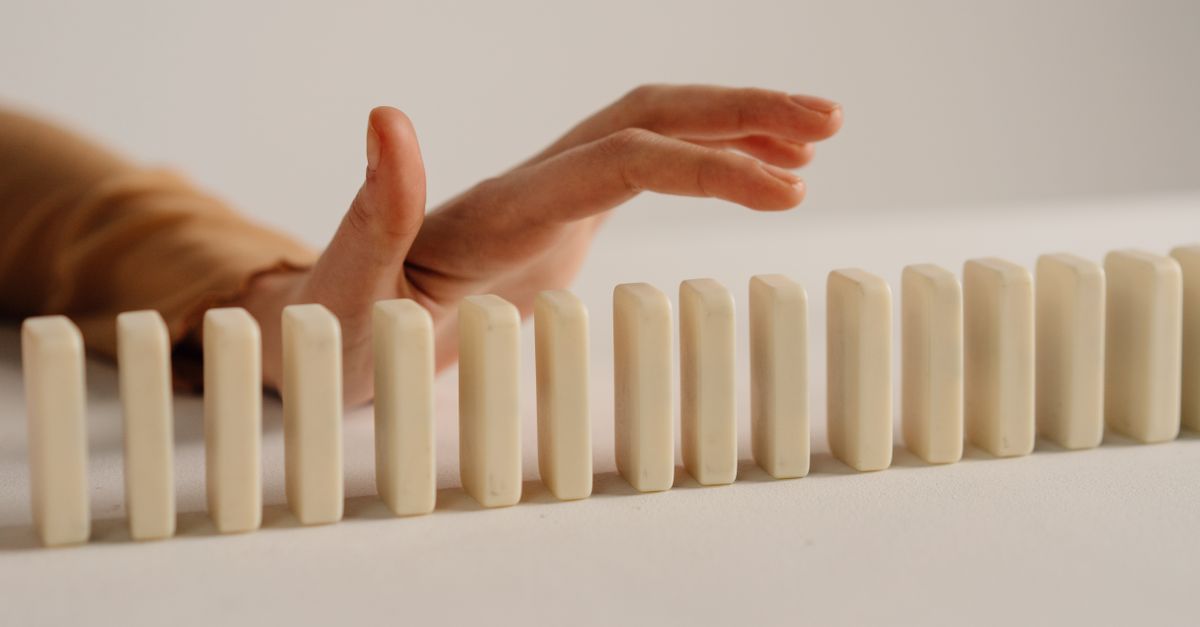 domino chain reaction game