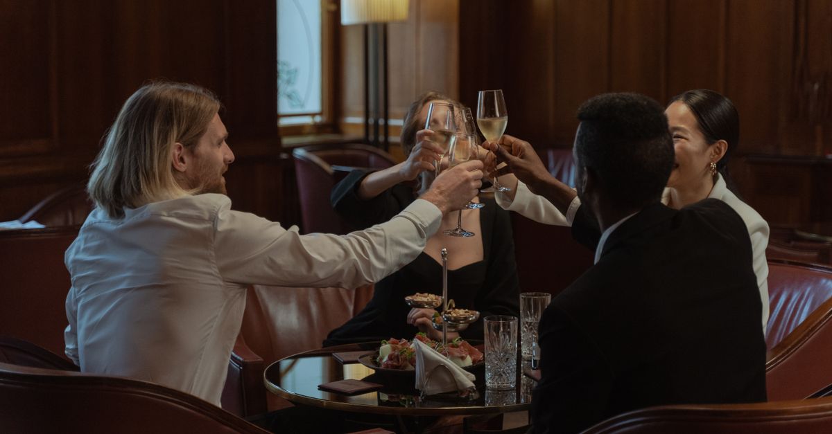 how to get complimentary lounge access