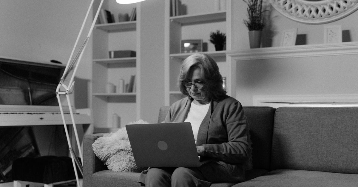 how do i use the convert pdf to grayscale tool