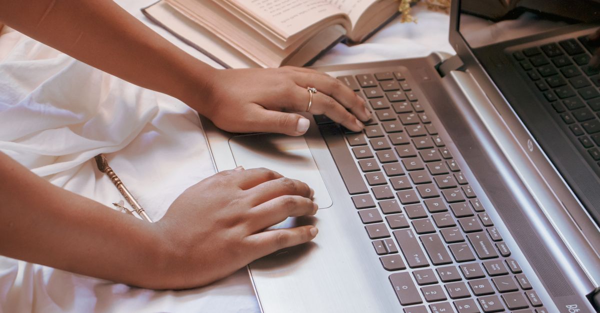i ching reading online on laptop
